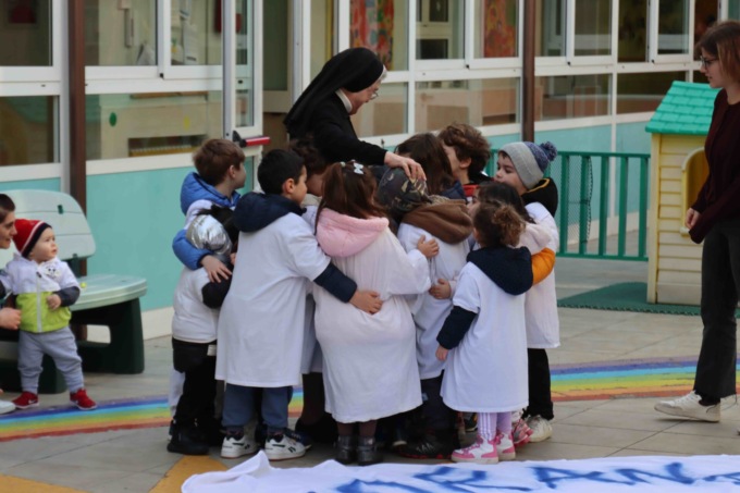 Bambini organizzano flash mob per dire “no” al trasferimento della suora 80enne