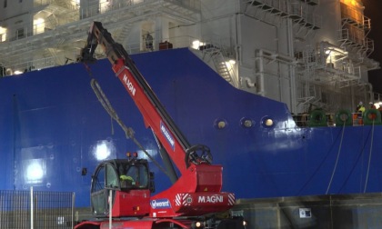 La nave rigassificatore ha attraccato al porto di Piombino