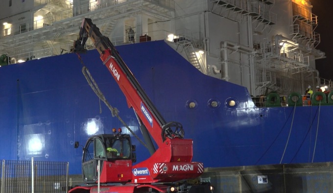 La nave rigassificatore ha attraccato al porto di Piombino