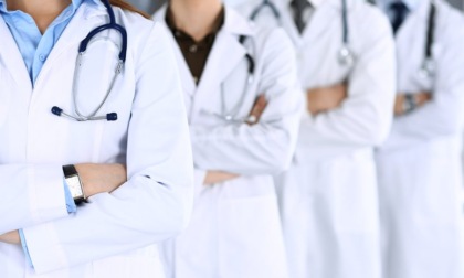 Medici minacciano le dimissioni, la Regione corre ai ripari: “Più soldi e rinforzi nei reparti”