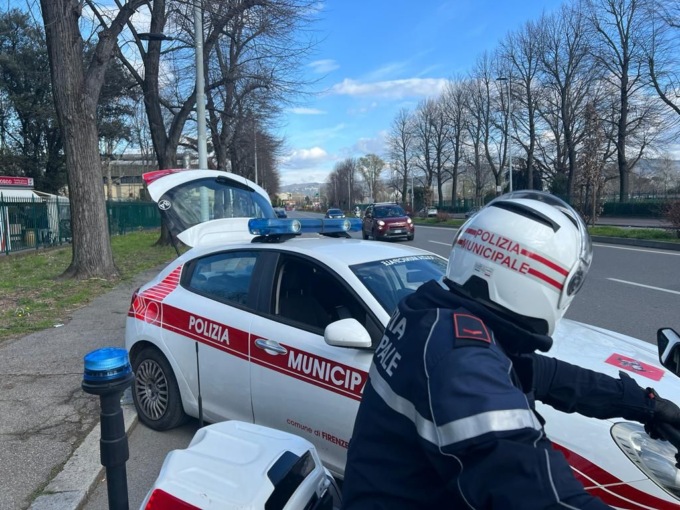 Viaggia con scooter sequestrato e con la patente scaduta, scatta la multa per un 60enne