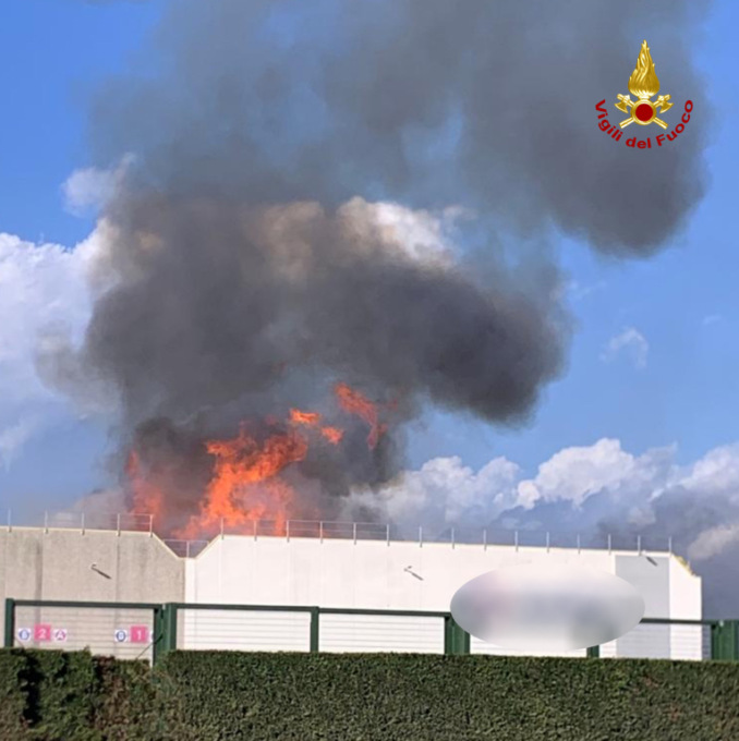 Fiamme al magazzino di una cartiera, i sindaci: “Evitate di uscire”