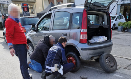 Agenti della Polizia municipale gommisti per aiutare un anziano in difficoltà