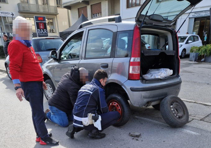 Agenti della Polizia municipale gommisti per aiutare un anziano in difficoltà