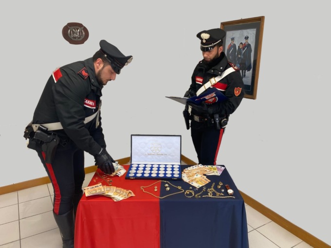 Truffava anziane donne fingendosi avvocato, denunciato dai carabinieri