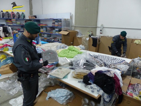 Blitz della Finanza al Macrolotto, sequestrati 880 mila capi d’abbigliamento