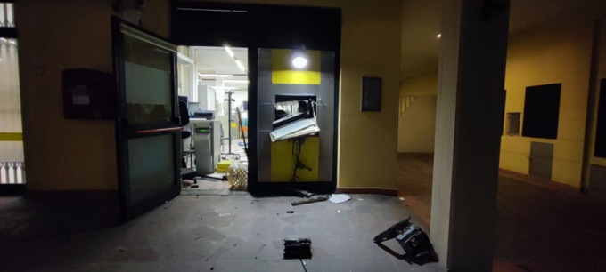 Assalto al bancomat, ladri scappano con 35mila euro