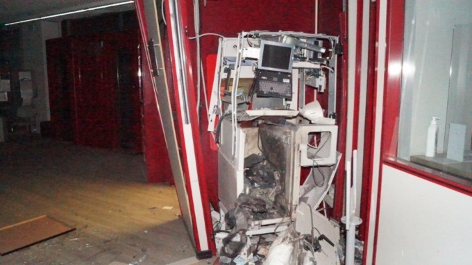 Paura nella notte a Campi Bisenzio, sventrato il bancomat in via Barberinese