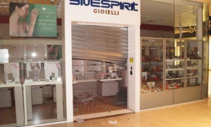 Spaccata in una gioielleria, ladri scappano con 250mila euro