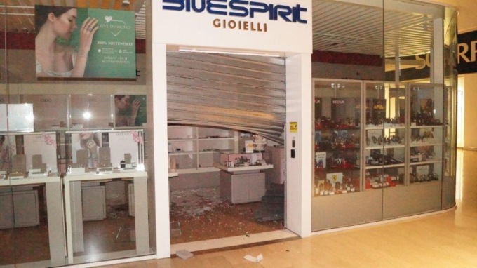 Spaccata in una gioielleria, ladri scappano con 250mila euro