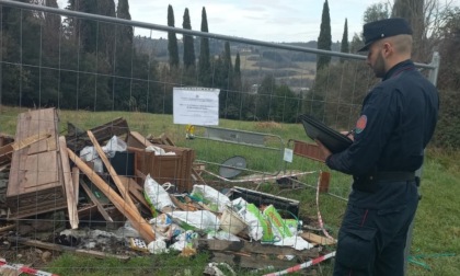 Rifiuti abbandonati e bruciati in un terreno agricolo, c'era di tutto