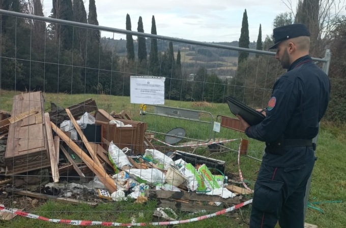 Rifiuti abbandonati e bruciati in un terreno agricolo, c’era di tutto