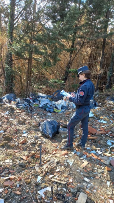 Costruttore edile abbandona rifiuti in mezzo al bosco, denunciato