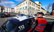 Firenze, rimprovera dei giovani perché urtato per strada: colpito al volto con un pugno