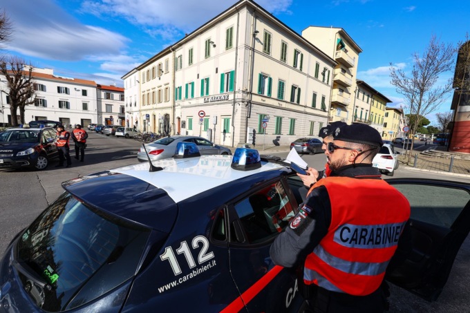 Firenze, rimprovera dei giovani perché urtato per strada: colpito al volto con un pugno