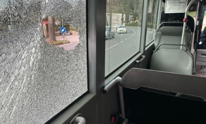 Litiga con la fidanzata e prende a martellate il vetro del bus
