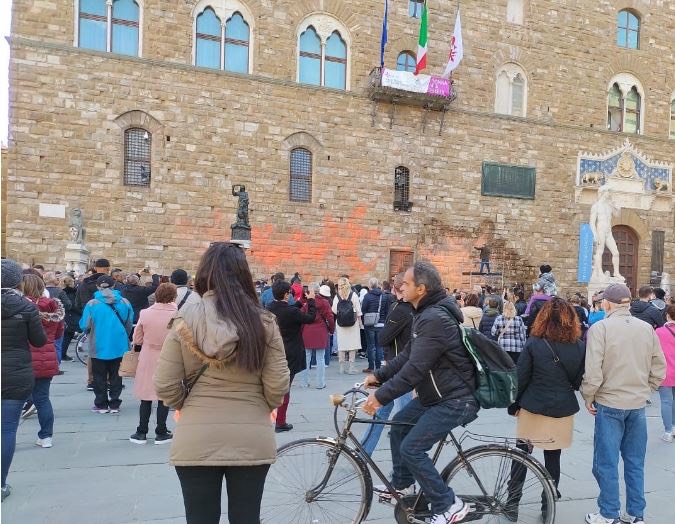 Blitz ambientalista a Firenze, imbrattato Palazzo Vecchio