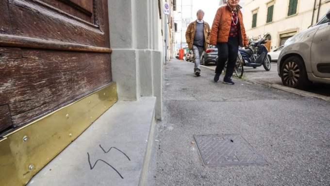Scritte antisemite nel cuore di Firenze: davanti alla casa di due israeliani