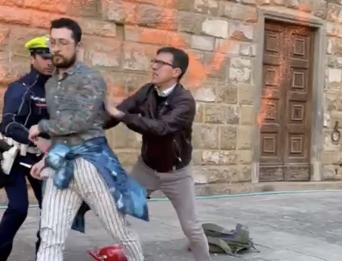 Il sindaco Nardella ferma gli attivisti che hanno imbrattato Palazzo Vecchio/ IL VIDEO
