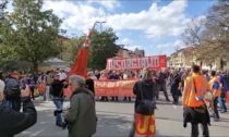 In migliaia in piazza per difendere l'ex GKn