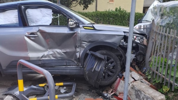 Buca lo stop e butta giù il muro di recinzione di un condominio