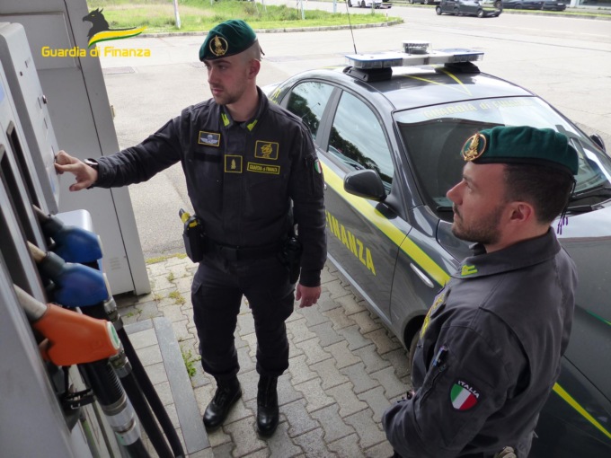 Maxi frode fiscale del commercio di carburanti, fatture false per 30 milioni