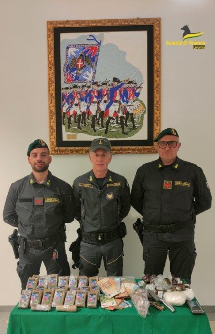 Maxi blitz della finanza a Livorno: sequestrati 7kg di hashish e mezzo chilo di cocaina