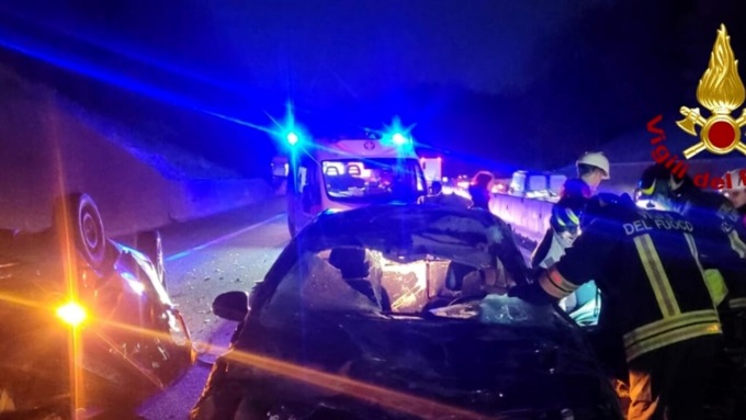 Schianto sull’A1: auto si cappotta, un’altra la centra in pieno