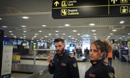 Furti all’interno dei bagagli smarriti all’Aeroporto di Firenze: beccati e denunciati due “magazzinieri”