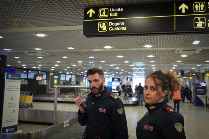 Furti all’interno dei bagagli smarriti all’Aeroporto di Firenze: beccati e denunciati due “magazzinieri” 