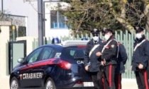 70 grammi di hashish lasciati in un'aiuola ritrovati da carabinieri e finanza