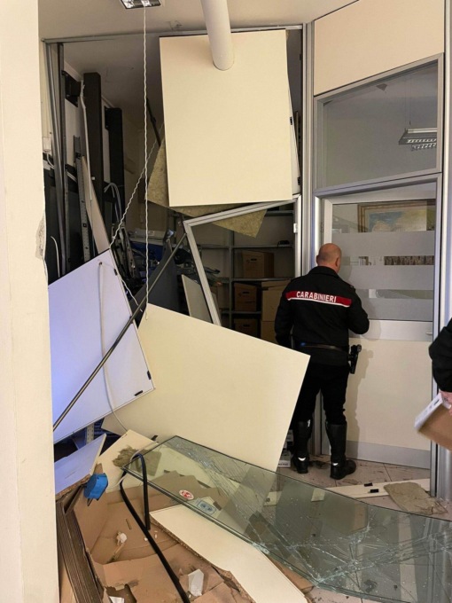 Fanno saltare la postazione bancomat: rubati 15mila euro a Fucecchio 