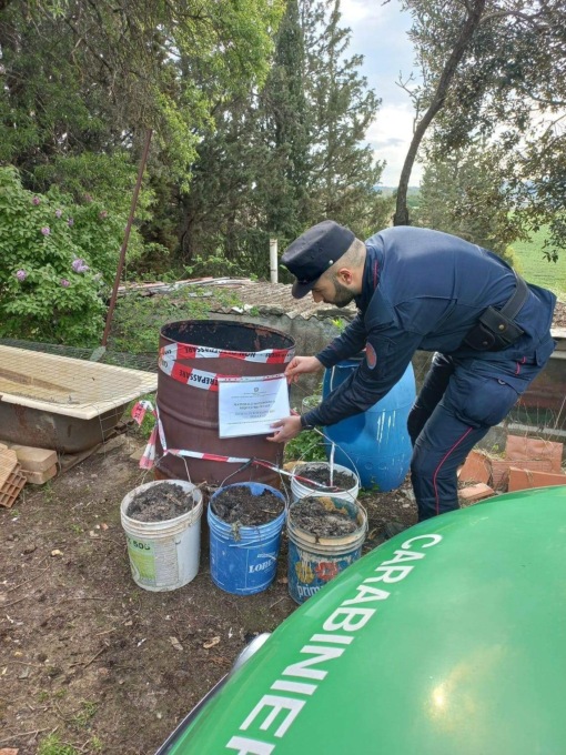 Dá fuoco a vecchi mobili dismessi: denunciato il titolare di una ditta di Scandicci 