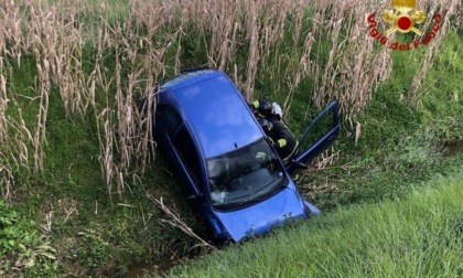 Scontro tra due auto a Sinalunga: una vettura vola nel canale 