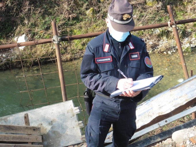 Spunta un manufatto a Signa in zona vietata all’interno di un fosso: denunciato il responsabile