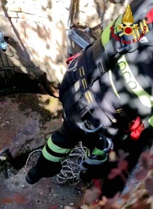 Anziano cade in un pozzo profondo 15 metri: salvato dai Vigili del Fuoco 