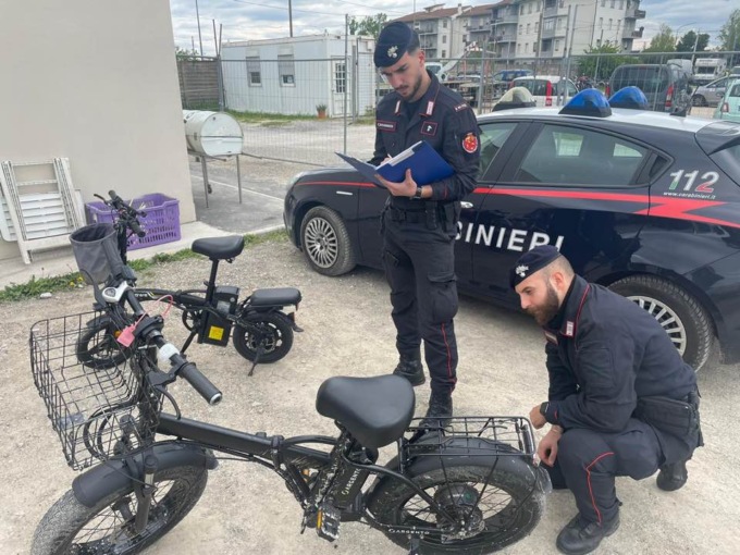 Bici elettriche truccate, sfioravano i 100 chilometri orari