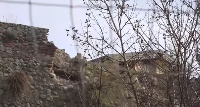 Un altro crollo delle mura a Pistoia, cinque metri di detriti finiscono sopra un bar