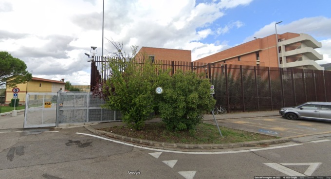 Prato, Pasquetta di sangue in carcere: detenuto aggredisce poliziotto