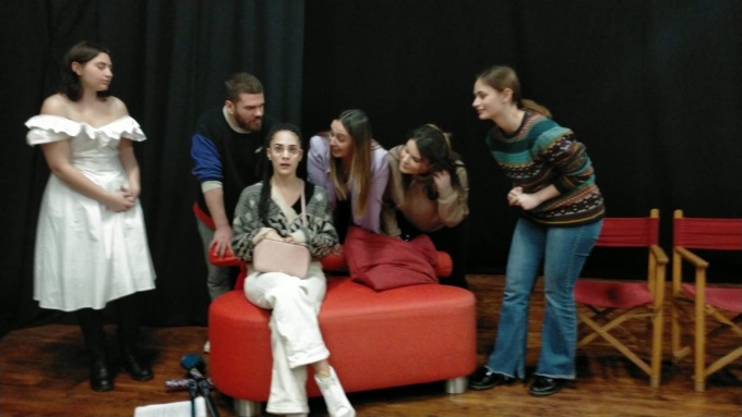 La sala di aspetto di un medico tra battute, confidenze, antipatie