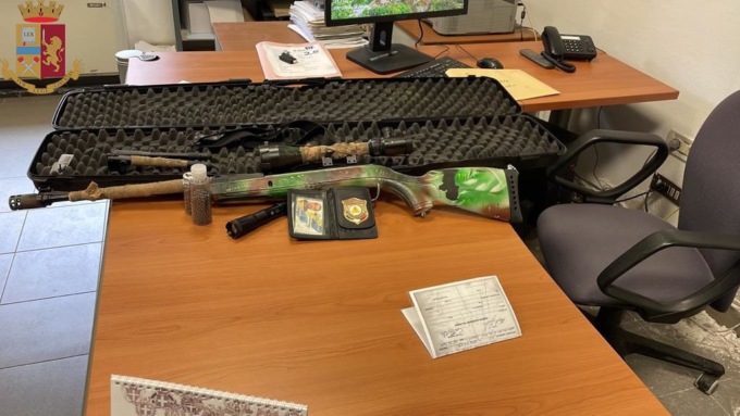 Si finge un poliziotto, insegue e minaccia un altro automobilista