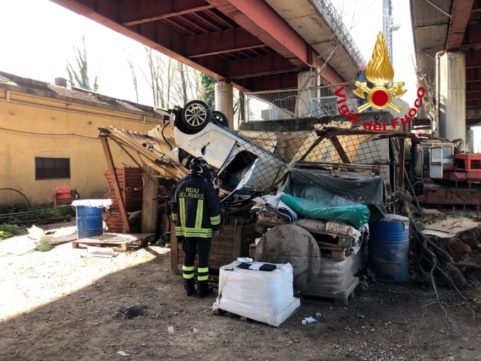 Incidente rocambolesco a Firenze, auto precipita dal Viadotto dell’Indiano – VIDEO
