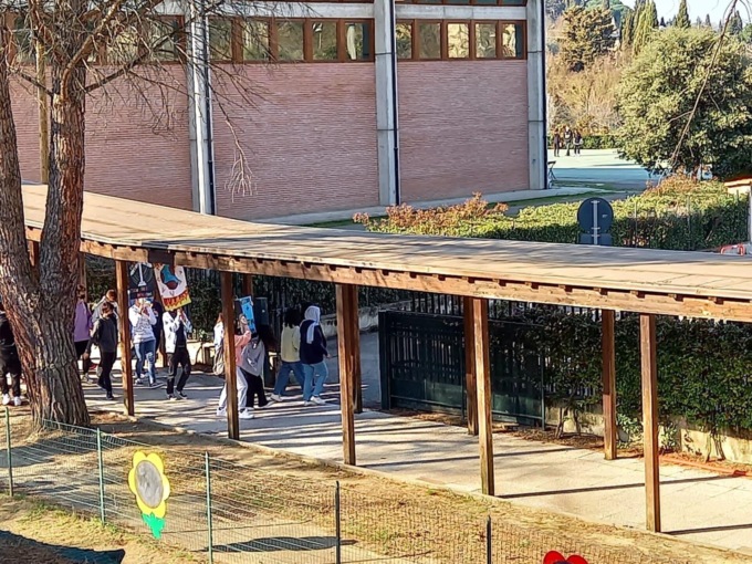 Crolla un pezzo del controsoffitto, tragedia sfiorata in una scuola