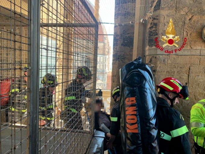 Turista colta da un malore sul campanile di Giotto, la salvano i vigili