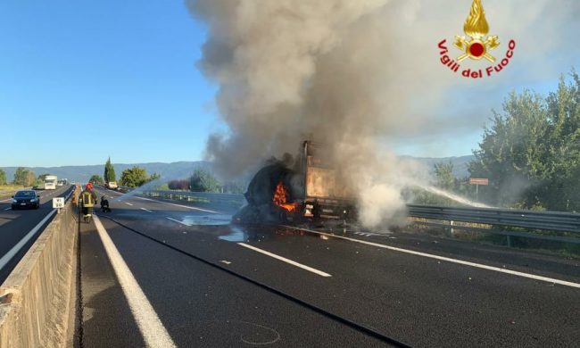Bus in fiamme, traffico in titl sull’A11 in direzione Firenze