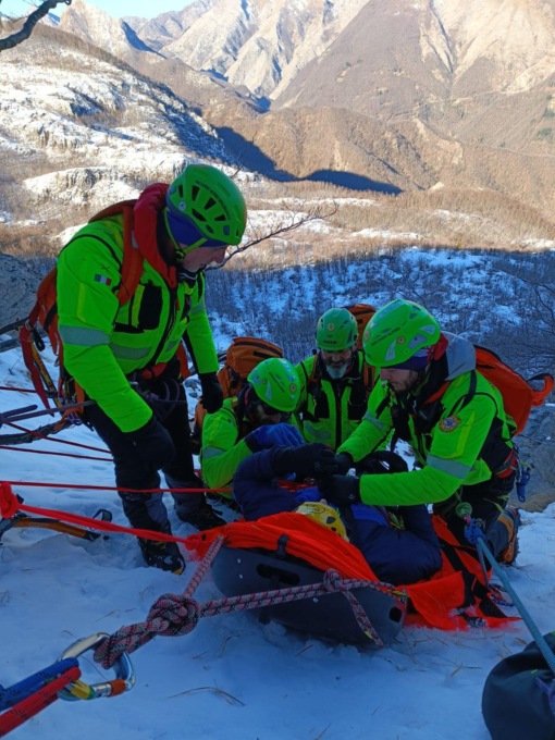 Precipitano dalle Alpi Apuane: morta una donna di 58 anni