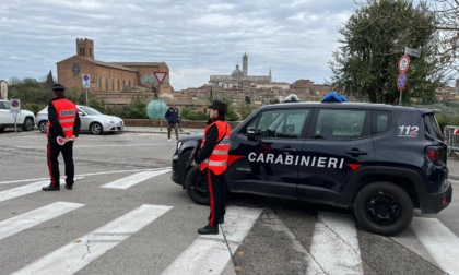 Rapina in un bar, proprietaria insegue il ladro a bordo dell'ape e lo sperona