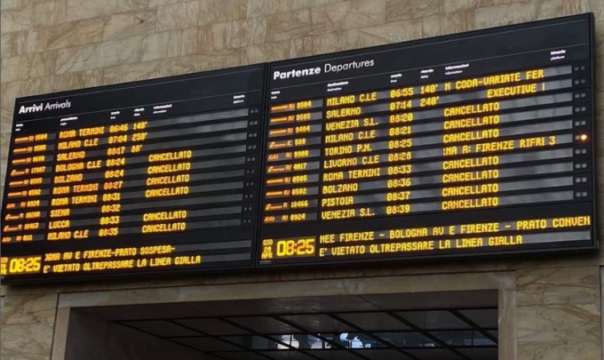 Treni in tilt per gli incendi, circolazione interrotta per ore