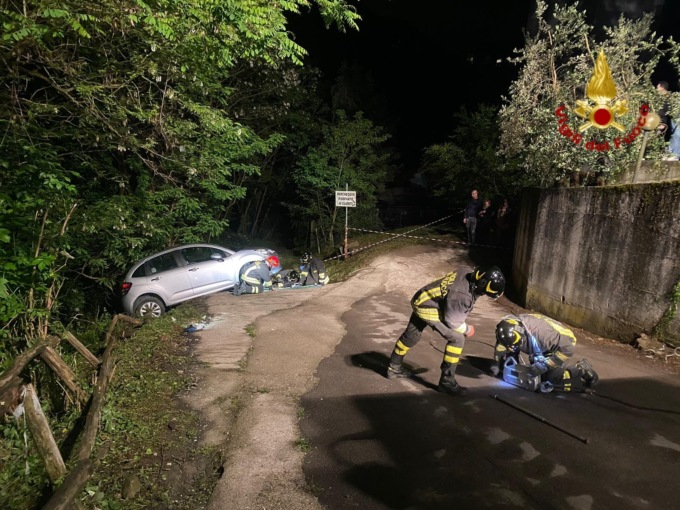 Manovra sbagliata: auto rischia di finire nel fiume