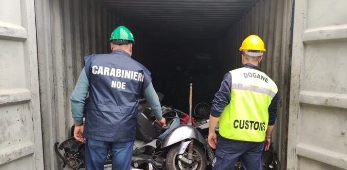 Maxi sequestro a Livorno: scooter fuori uso venivano trasportati in Senegal
